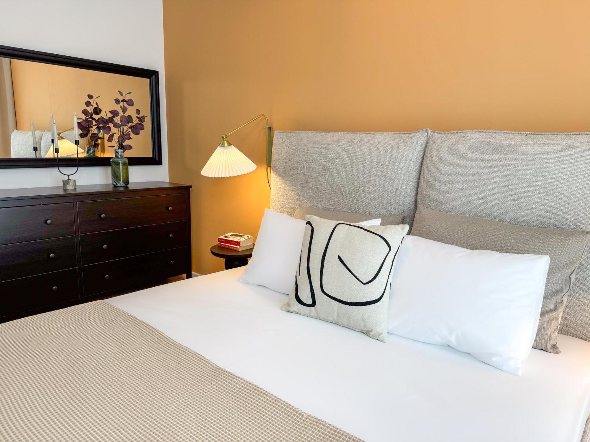 Cityscape Luxe, Modern & Cozy